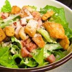 三種のレタスのシーザーサラダ 880円